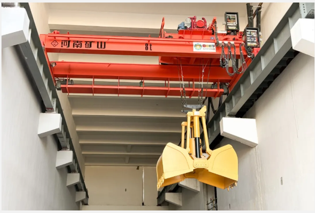 Automatic grab crane for garbage incineration